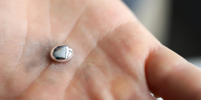Flüssiges Gallium in der Hand