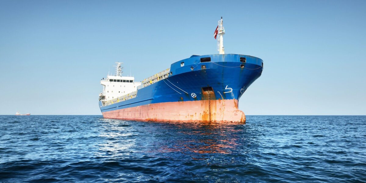 Großes Frachtschiff auf hoher See