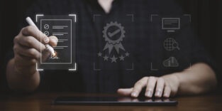 Symbolbild für Mikrozertifizierungen. Hand, die ein elektronisches Gerät zur Unterschrift auf einem virtuellen Bildschirm verwendet