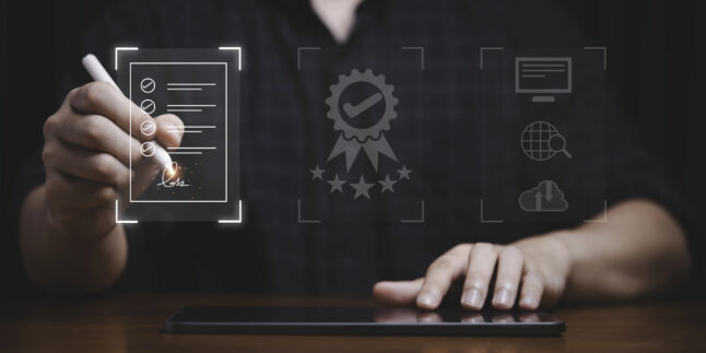 Symbolbild für Mikrozertifizierungen. Hand, die ein elektronisches Gerät zur Unterschrift auf einem virtuellen Bildschirm verwendet