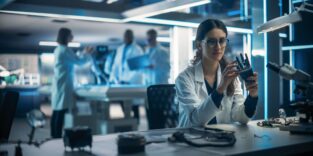 junge Wissenschaftlerin arbeitet an einer prosthetischen Robotik-Hand.