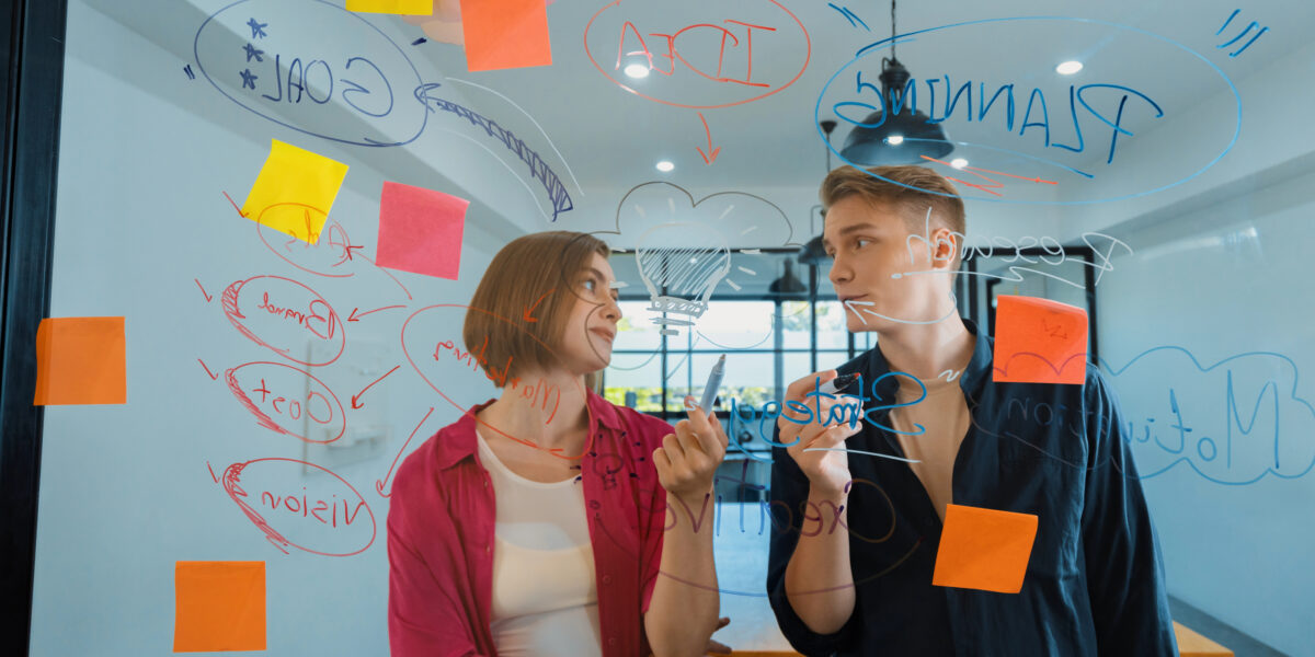 zwei Kollegen unterhalten sich im Büro
