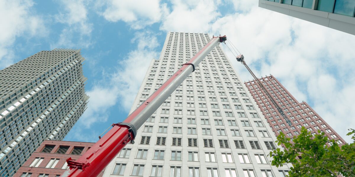 Der Liebherr LTM 11200-9.1in der Häuserschlucht von Den Haag