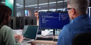 Menschen arbeiten am Computer