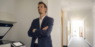 Ein Mitarbeiter, der sich langweilt und gehen will.