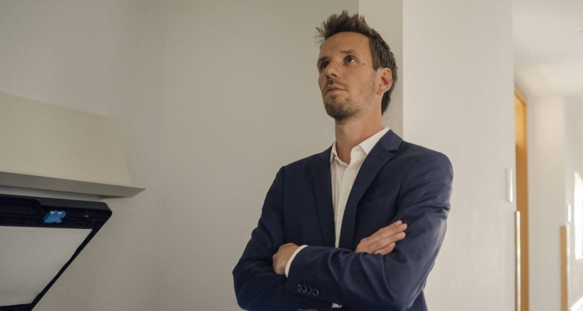 Ein Mitarbeiter, der sich langweilt und gehen will.