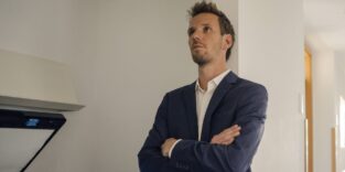 Ein Mitarbeiter, der sich langweilt und gehen will.