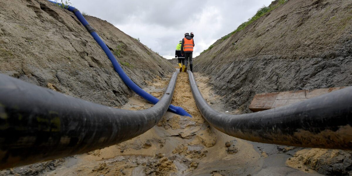 Zwei Erdkabel in einem Graben