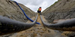 Zwei Erdkabel in einem Graben