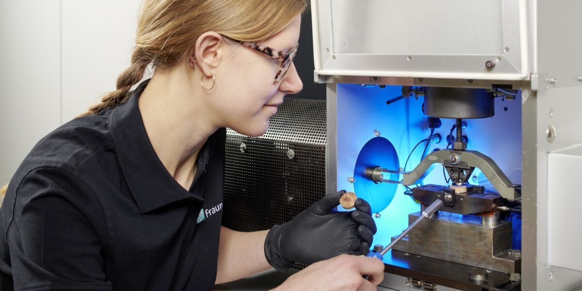 Test auf Holz: Beschichtungen aus tetraedrisch amorphem Kohlenstoff erzeugen glatte, verschleißarme Oberflächen. Foto: Jürgen Jeibmann/Fraunhofer IWS