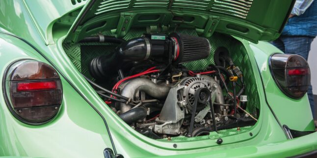 Ein Blick unter die Haube: Der luftgekühlte Boxermotor im Heck des VW Käfers prägte über Jahrzehnte die Technik des legendären Volkswagens.