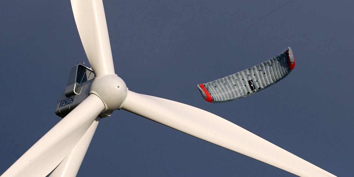 Flugdrache und Windrad