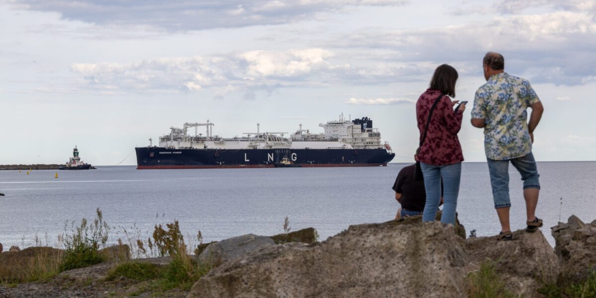 Die FSRU Energos Power läuft in den Hafen Mukran