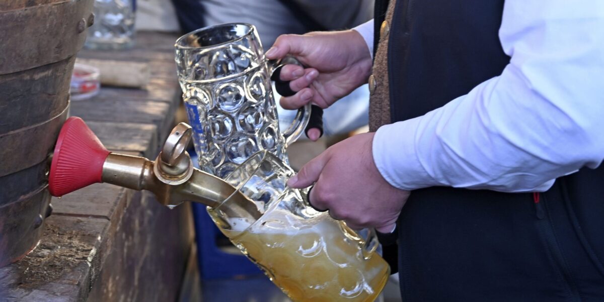 Bierausschank in der Augustiner Festhalle auf dem 190. Oktoberfest 2025 auf der Theresienwiese.