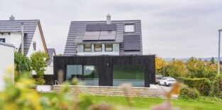 Freistehendes Haus mit Solaranlage auf dem Dach