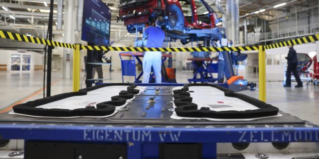 Eine gebrauchte Hochvoltbatterie aus einem zerlegten VW ID.3