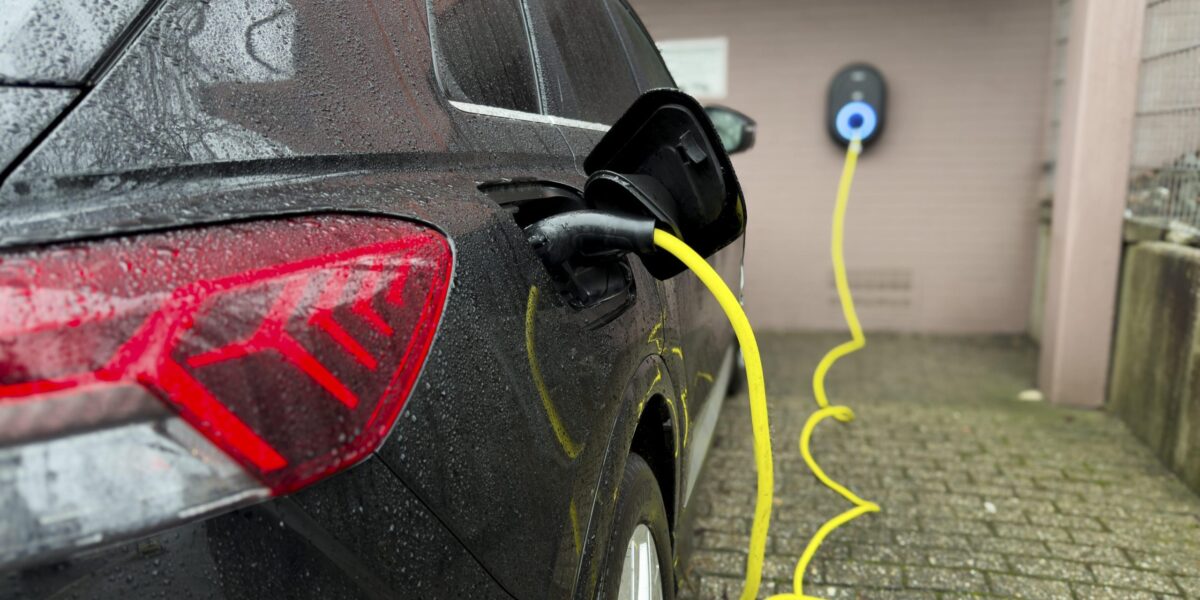 Ein E-Auto wird an einer Wallbox aufgeladen, Wuppertal, Deutschland