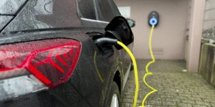 Ein E-Auto wird an einer Wallbox aufgeladen, Wuppertal, Deutschland