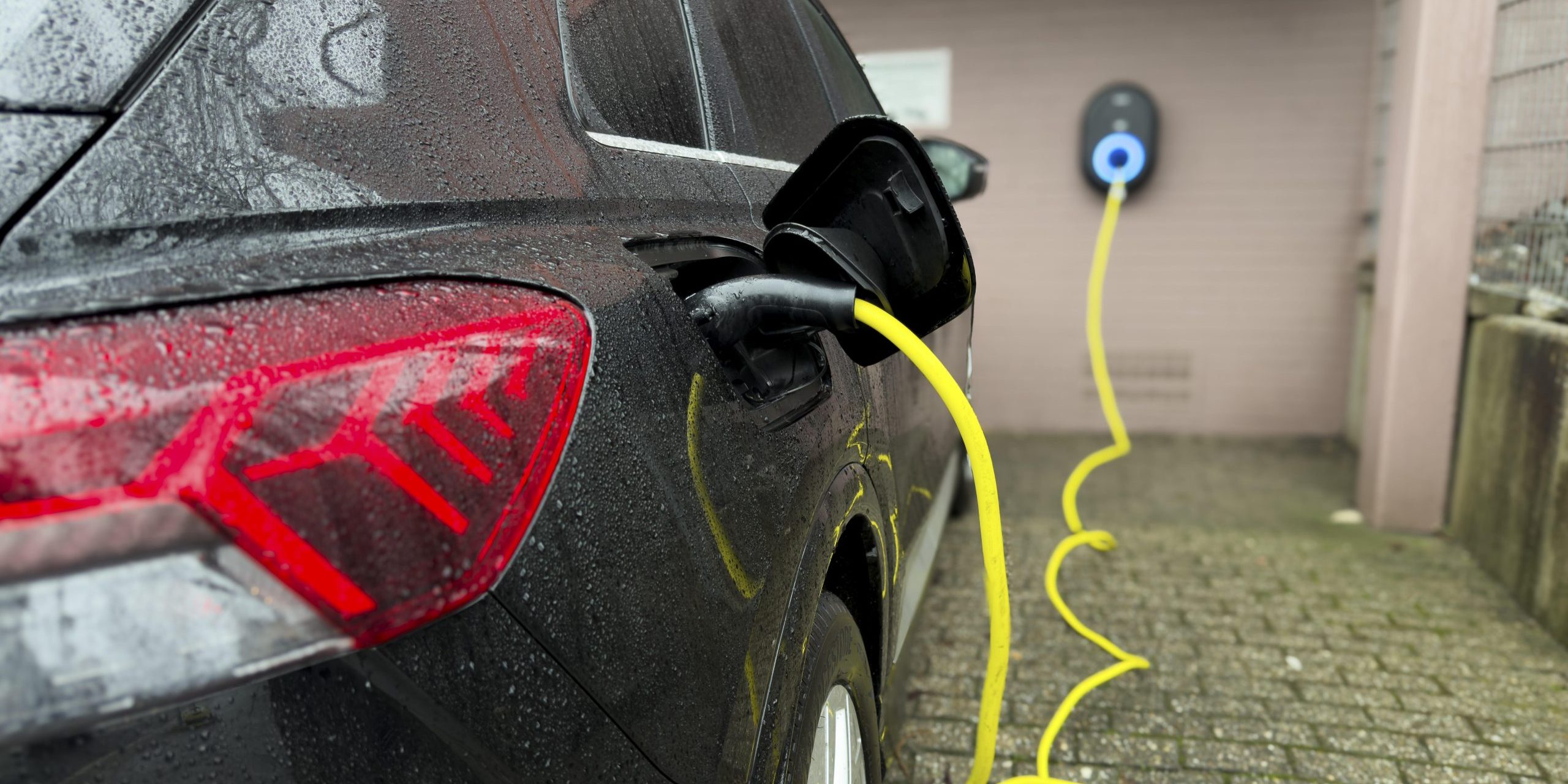 Premiere: 700 E-Autos stabilisieren das Stromnetz, ohne dass Besitzer es merken