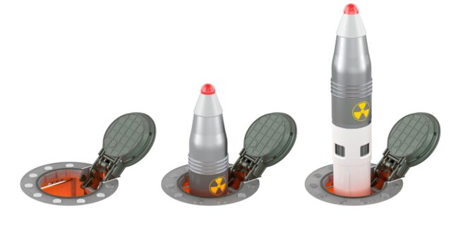 Etappen des Raketenstarts von unterirdischem Silo mit offener Luke und aufsteigender Rakete, Atomwaffenkonzept.