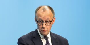 Bundeskanzler Friedrich Merz (CDU) spricht beim Wahlkampfabschluss der CDU Baden-Württemberg in der Jahnhalle in Stockach zur Landtagswahl 2026.
