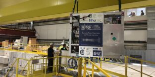 Die transportable Penning-Falle mit 92 Antiprotonen und einem supraleitenden Magneten, der die Teilchen in eine Vakuum bei minus 268 Grad hält, wird aus den Cernhallen vorsichtig auf einen Lkw dirigiert