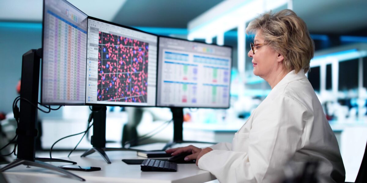 Eine Frau arbeitet am Computer.