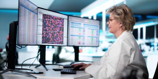 Eine Frau arbeitet am Computer.