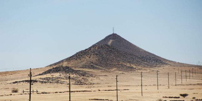 Abraumhalde des Uranabbaus in Namibia