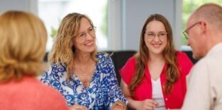 Menschen unterhalten sich