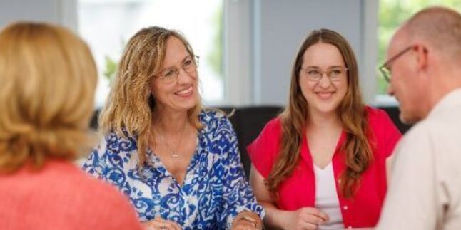 Menschen unterhalten sich