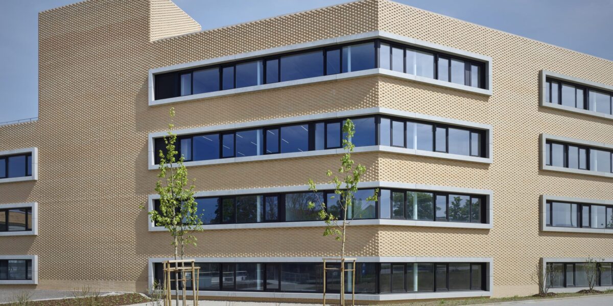 Reliefierte Klinkerfassade im Schulbau