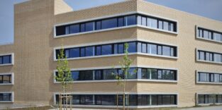 Reliefierte Klinkerfassade im Schulbau