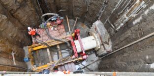 Über 106 m Länge gräbt sich derzeit eine Vortriebsmaschine von einem 13 m tiefen Startschacht unter der Hafenbahn in Altenwerder durch.