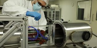 Dr. Stefano de Capua testet die Siliziumdetektormodule des LHCb