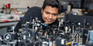 Dr. Pratyush Ghosh im Labor der Universität Cambridge