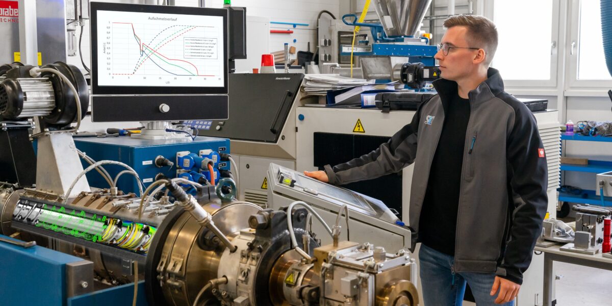 Bild 1. Extrusion von Kunststoffen. Foto: SKZ – KFE gGmbH