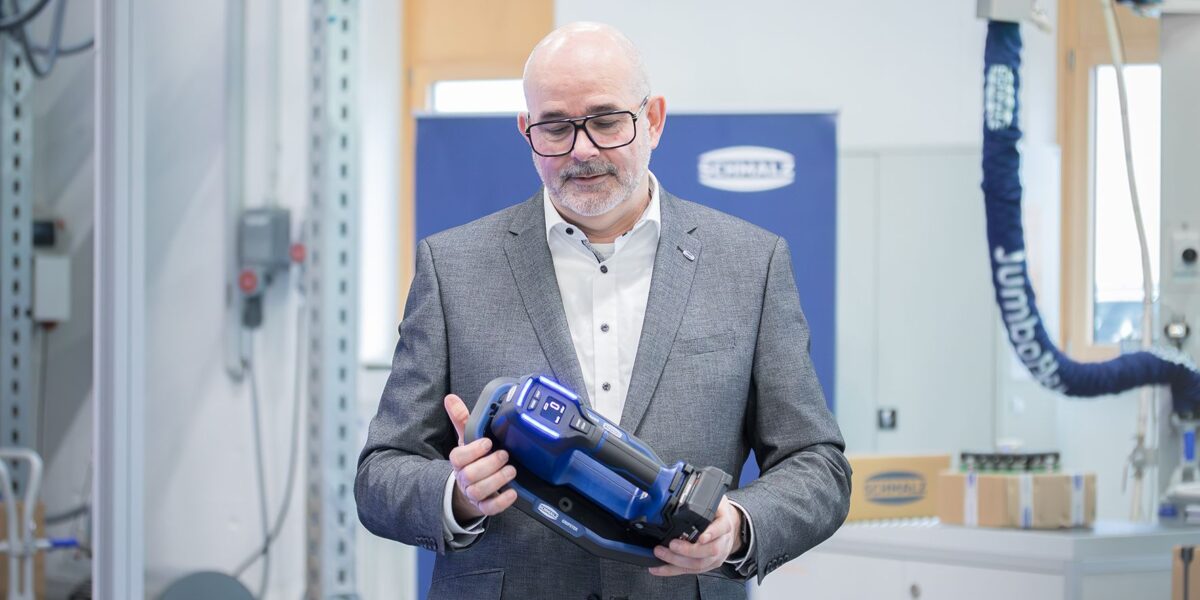 Eric Wilhelm, Leiter Geschäftsfeld Handhabung, mit dem neuen Sauggreifer