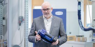 Eric Wilhelm, Leiter Geschäftsfeld Handhabung, mit dem neuen Sauggreifer