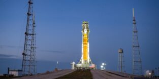 Die Nasa-Rakete SLS auf der Startrampe. sie soll Anfang April 2026 vier Menschen zum Mond bringen.