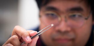 Sakarn Khamkaeo, Doktorand an der Universität Linköping, präsentiert einen Perowskit-Kristall