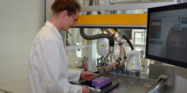 Projektleiter Christian Schiller an einer Buckelschweißanlage, an der die Batteriezellen mit Kupfer-Verbindern verschaltet werden.