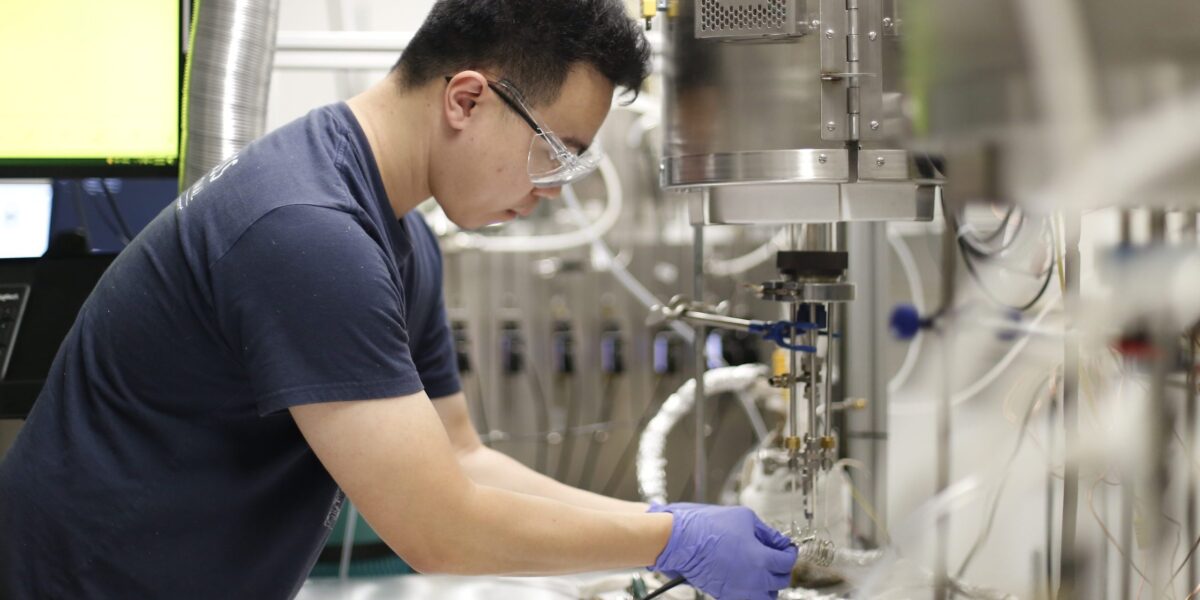 Der Ingenieurstudent Yue Bao führt einen Test an einer Brennstoffzelle durch