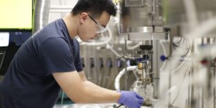 Der Ingenieurstudent Yue Bao führt einen Test an einer Brennstoffzelle durch