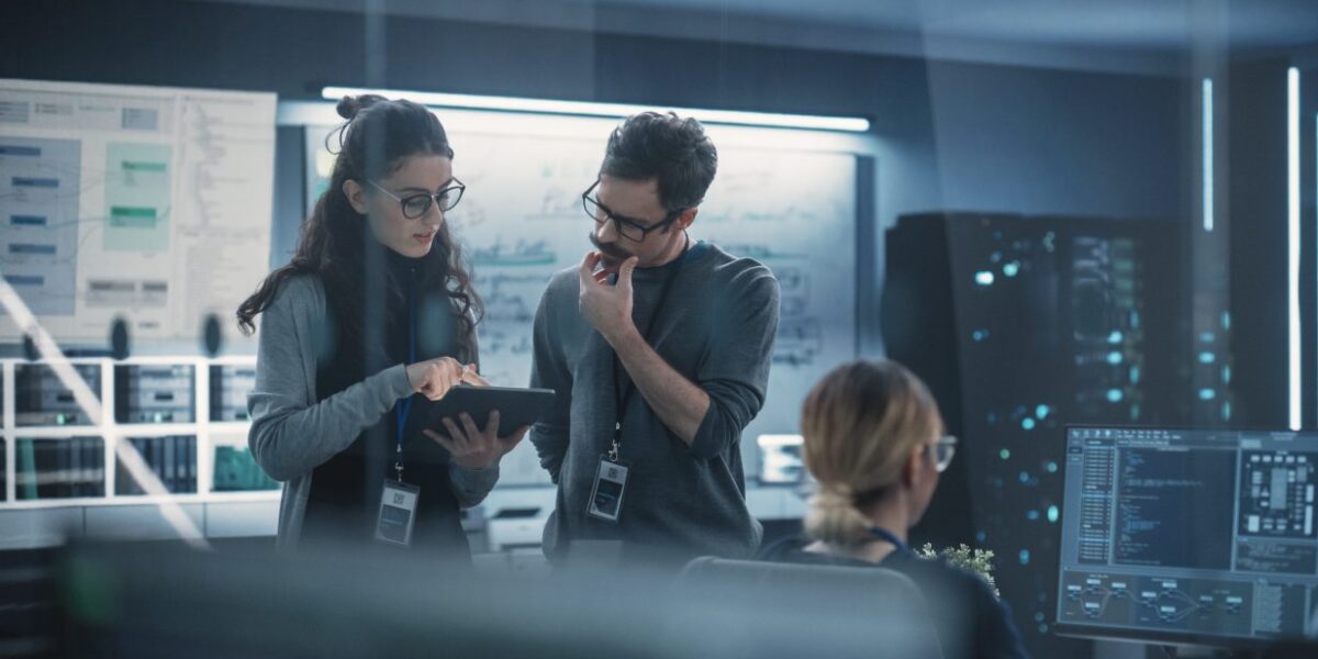 Zwei Ingenieure diskutieren