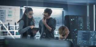 Zwei Ingenieure diskutieren