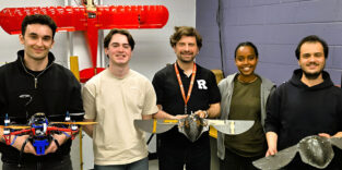 Professor Onur Bilgen (Mitte) arbeitet gemeinsam mit Ingenieurstudenten der Rutgers University an Prototypen eines vogelähnlichen Roboters