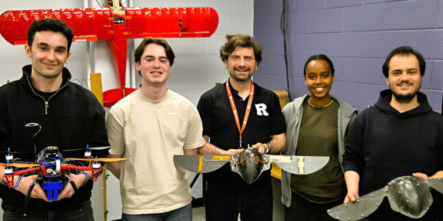 Professor Onur Bilgen (Mitte) arbeitet gemeinsam mit Ingenieurstudenten der Rutgers University an Prototypen eines vogelähnlichen Roboters