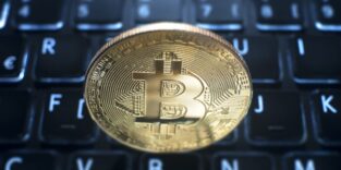 Bitcoin und eine Tastatur