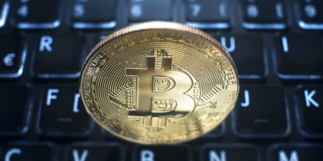 Bitcoin und eine Tastatur